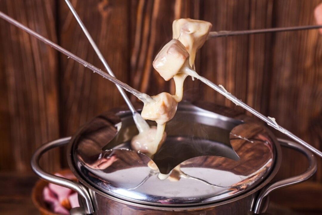 Imagem de um fondue sendo preparado.