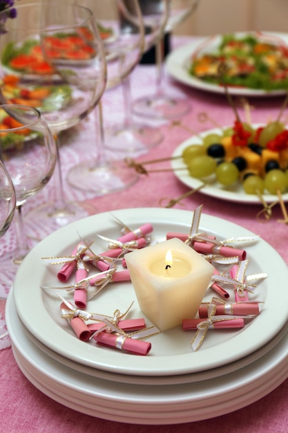 Receitas Simples e Rápidas: O Guia Definitivo para 2024 1 Uma Mesa De Buffet Lindamente Arrumada, Preparada Para Uma Ocasião Especial, Com Louças Elegantes, Velas E Elementos Decorativos, Pronta Para Receber Os Convidados.