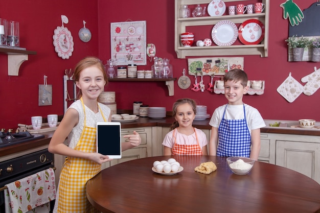 Receitas Fáceis para Crianças: Bolinho vs. Muffin - Qual o Melhor? 1 Duas Crianças Usando Aventais Na Cozinha, Sorrindo E Segurando Uma Massa Enquanto Aprendem A Cozinhar Juntas, Fazendo Um Bolo.