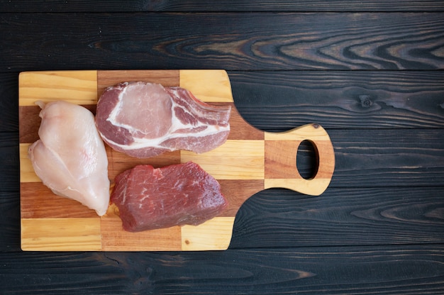 Por que Carnes Nobres Podem Não Ser a Melhor Escolha: Descubra Aqui 1 Uma Variedade De Cortes De Carne Diferentes Exibidos Em Uma Tábua De Madeira, Mostrando Opções Nutritivas E Acessíveis.