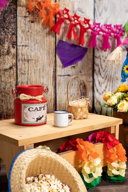Receitas Tradicionais com Carne: Uma Viagem Culinária pelo Brasil 1 Uma Mesa De Jantar Vibrante Brasileira, Decorada Para A Festa Junina, Adornada Com Toalhas De Mesa Coloridas, Decorações Tradicionais E Comidas Festivas.