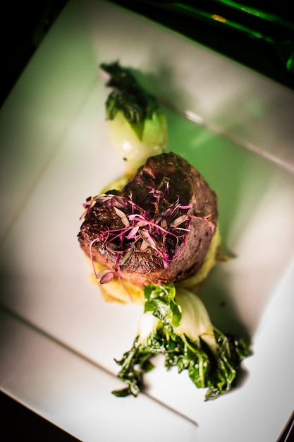 Como a Qualidade da Carne Pode Transformar Seus Pratos 1 Um Prato De Carne Steak Gourmet Elegantemente Apresentado, Com Um Steak Preparado Na Medida Certa E Um Molho Rico, Acompanhado De Vegetais E Guarnições, Disposto Em Uma Mesa Estilosa Em Um Clube De Campo.