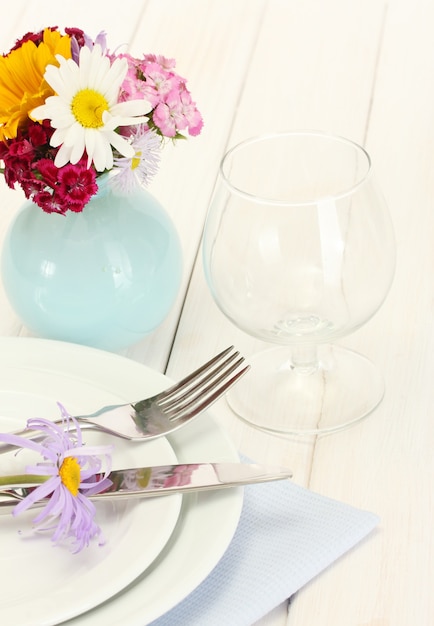 Receitas Deliciosas com Carnes do Açougue do Nilo para Festas em Uberlândia 1 Uma Mesa De Jantar Elegante Para As Festas, Com Toalha Branca, Arranjos Florais, Louça Fina E Taças Brilhantes, Criando Uma Atmosfera Festiva.
