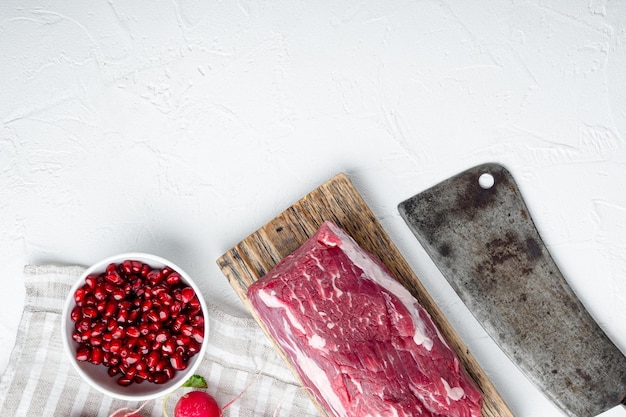 Conheça os Diferentes Tipos de Carnes e Seus Benefícios Nutricionais 1 Uma Vista De Cima De Um Filé Mignon De Carne Bovina Fresca, Temperado Com Sal, Grãos De Pimenta E Tomilho, Colocado Sobre Uma Superfície De Madeira Ao Lado De Dentes De Alho.