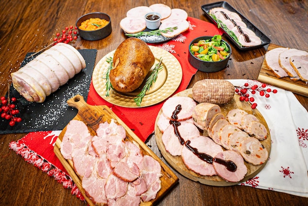 A História da Tradição do Açougue em Uberlândia e O Papel do Açougue do Nilo 1 Uma Mesa Festiva Repleta De Uma Variedade De Carnes De Natal, Incluindo Um Peru Assado, Pernil E Presunto, Cercada Por Decorações Sazonais.